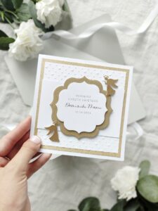 Elegancka personalizowana kartka biało-złota z aniołkami na Chrzest Święty