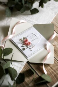 Kartka okolicznościowa z różowymi rożyczkami z papieru i aniołkiem oraz personalizowanym napisem