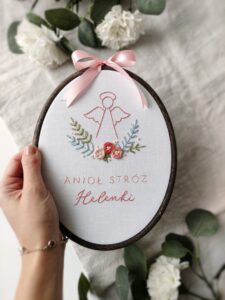 Owalny tamborek z aniołkiem i imieniem dziecka. Pamiątka Chrztu Świętego lub prezent z okazji narodzin dziecka.