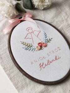 Owalny tamborek z aniołkiem i imieniem dziecka. Pamiątka Chrztu Świętego lub prezent z okazji narodzin dziecka.