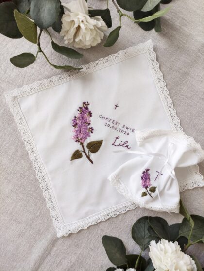 Komplet na Chrzest Święty z haftowanym bzem i personalizowanym napisem w kolorze fioletowym.