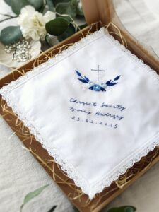 kwadratowa szatka do Chrztu Świętego z niebieskim haftem i koronką