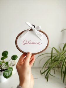 Owalny minimalistyczny tamborek z haftowanym imieniem i koronką