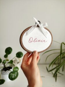 Owalny minimalistyczny tamborek z haftowanym imieniem i koronką